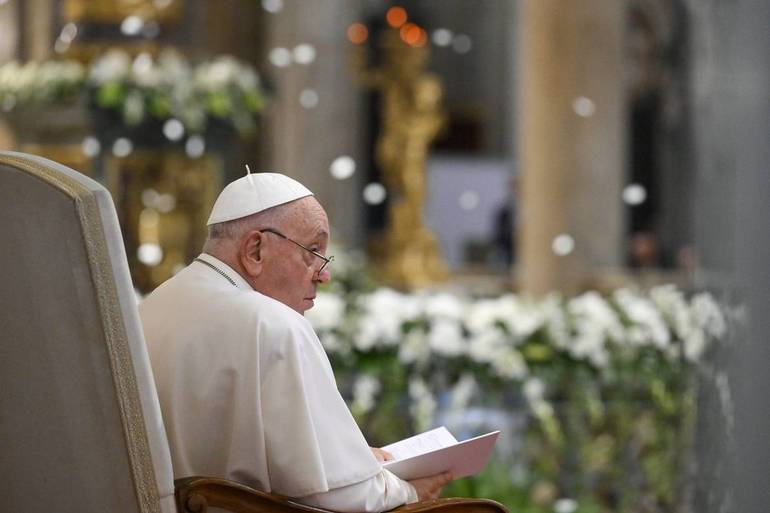 Vaticano, 5 agosto 2024: Papa Francesco durante i Secondi Vespri per la solennità della dedicazione della Basilica di Santa Maria Maggiore. Foto Vatican Media/SIR