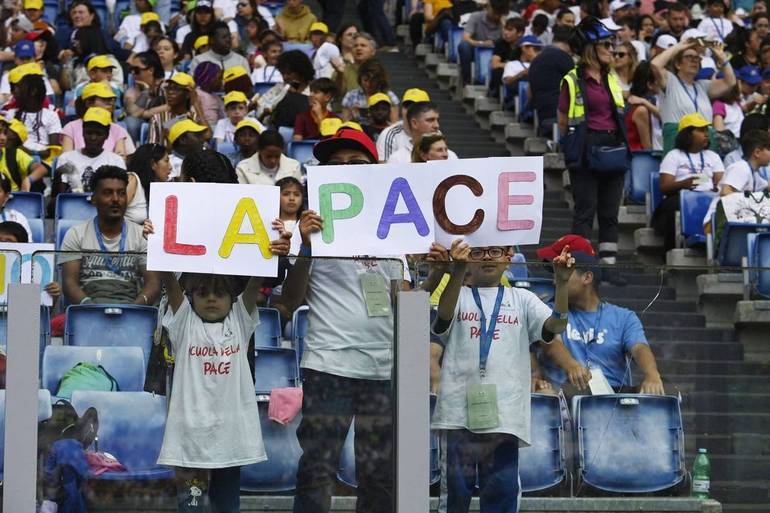 Roma, 25 maggio 2024: Stadio Olimpico, Papa Francesco partecipa alla prima Giornata mondiale dei bambini. Bambini con cartelli sulla pace. Foto Siciliani-Gennari/SIR