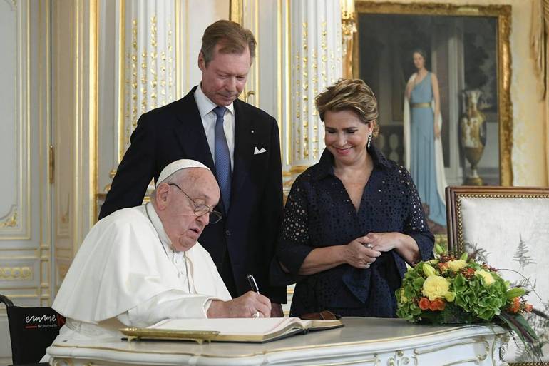 Papa Francesco in Lussemburgo, con il granduca e la granduchessa, firma il Libro d’onore (Foto Vatican Media/SIR)