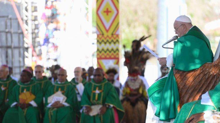 Papa Francesco celebra la Messa nello stadio di Port Moresby, in Papua Nuova Guinea. Foto Vatican news