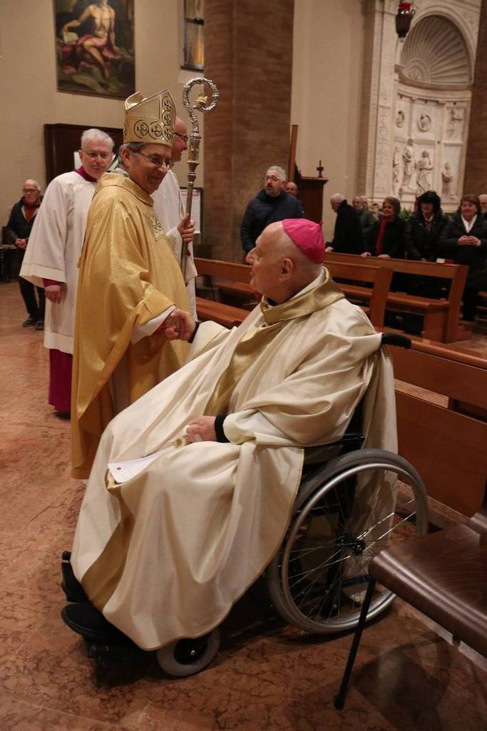 Monsignor Giorgio Biguzzi in una foto d'archivio di Pier Giorgio Marini mentre saluta il vescovo di Cesena-Sarsina, monsignor Douglas Regattieri