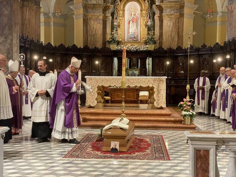 L'abate don Mauro Maccarinelli incensa la salma di don Gianni Pinna. Basilica di Santa Maria del Monte, a Cesena, sabato 17 agosto 2024