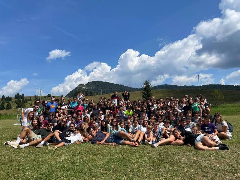 Foto di gruppo al campo Acr al Passo Vezzena