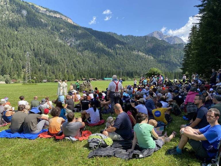 Un momento della Messa in un prato a Campitello di Fassa.