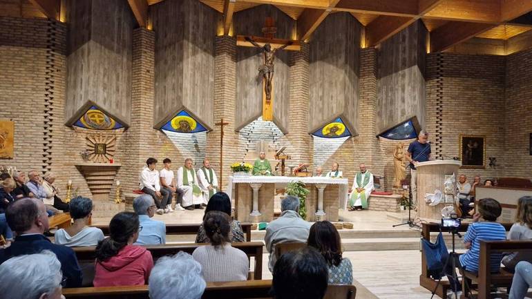 Nella foto di Pier Giorgio Marini, un momento della Messa in chiesa a Calabrina (Cesena) presieduta da don Stefano Pasolini, assistente spirituale