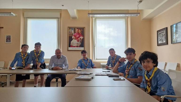 Foto di gruppo degli scout del Cesena 6 di San Paolo con il direttore Francesco Zanotti