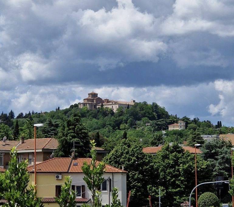 Nella foto di Pier Giorgio Marini, il complesso abbaziale di Santa Maria del Monte, a Cesena