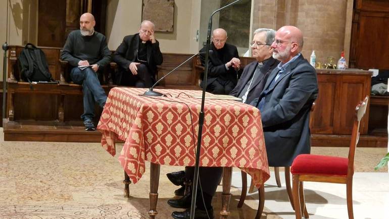 Il teologo Sabino Chialà (comunità di Bose) accanto al vescovo Douglas Regattieri. Foto Pier Giorgio Marini