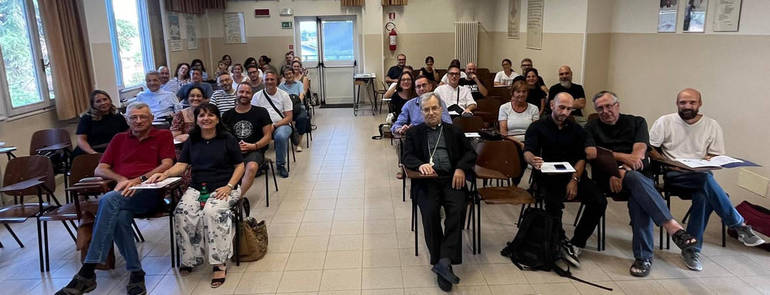 Il gruppo dei professori delle scuole medie e superiori presenti nel territorio della Diocesi di Cesena-Sarsina con il vescovo Douglas