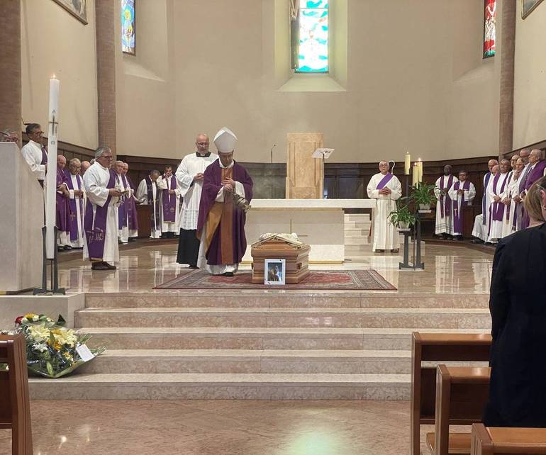 Nella foto, il vescovo Douglas Regattieri incensa la salma del sacerdote don Luciano Zanoli. Cattedrale di Cesena, sabato 17 agosto 2024