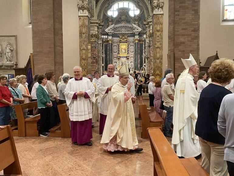 lunedì 24 giugno 2024: processione di ingresso alla Messa Pontificale in Cattedrale
