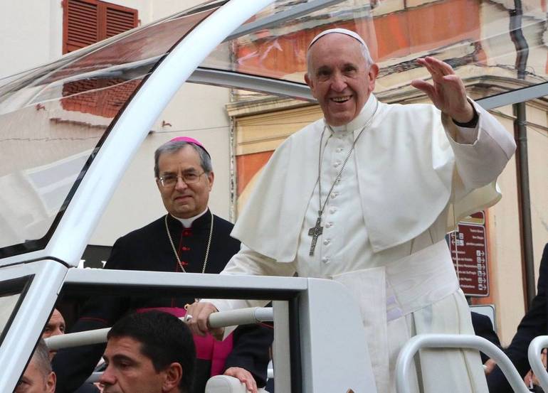 Nella foto d'archivio di Pier Giorgio Marini il vescovo Douglas Regattieri con papa Francesco il primo ottobre 2017 a Cesena