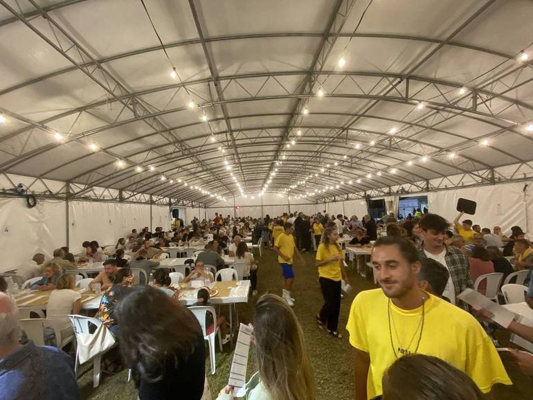 Nella foto, cena sotto il grande tendone con centinaia di tavoli, giovedì 5 settembre alla festa parrocchiale di Gambettola che si conclude domenica 8 settembre