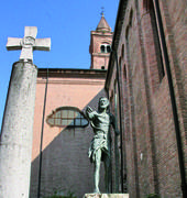 statua di San Giovanni davanti alla Cattedrale di Cesena - foto archivio Mauro Armuzzi