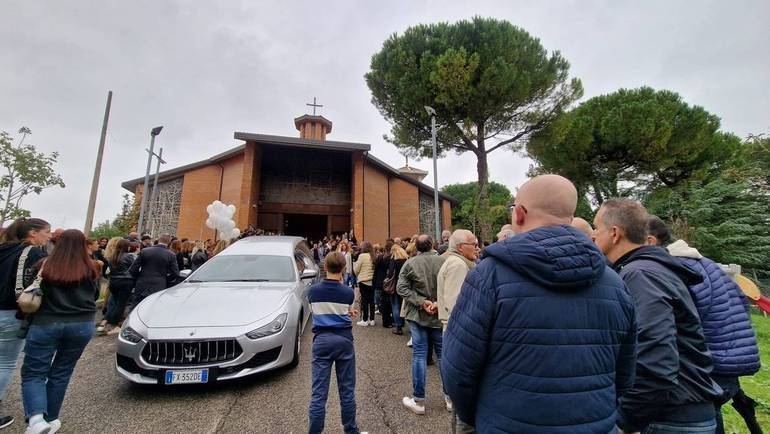 Esterno della chiesa di Case Finali a Cesena, all'uscita del funerale