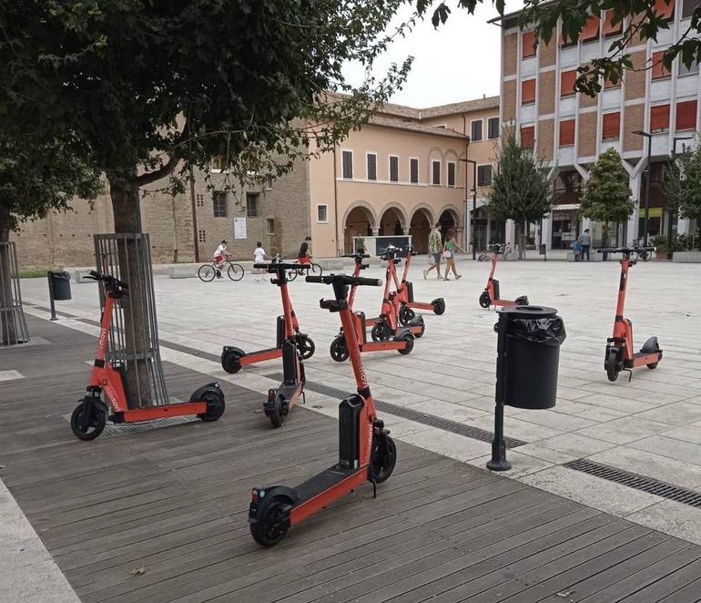 Monopattini lasciati alla rinfusa in piazza della Libertà. La foto ci è stata fornita da Marino Savoia