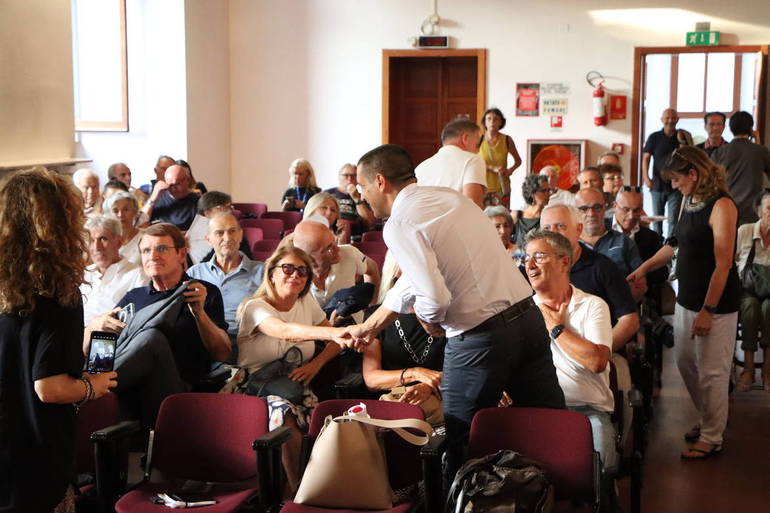 De Pascale saluta il pubblico (foto: Sandra e Urbano fotografi, Cesena)