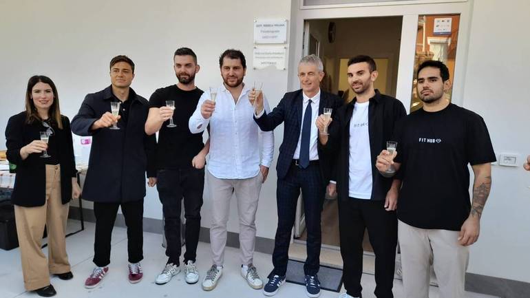 L'equipe di specialisti del nuovo poli-studio di via Alfieri con il sindaco Eugenio Battistini accanto a William Pedrelli (in camicia bianca), al brindisi inaugurale