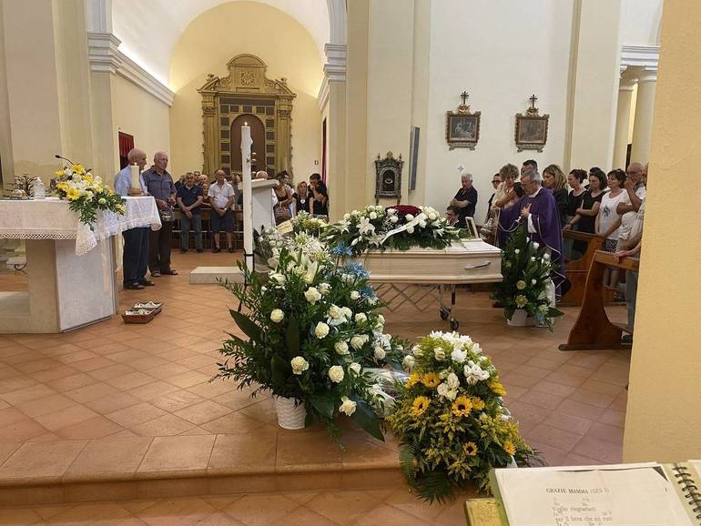 Don Tonino Domeniconi incensa la salma di Thomas Mantani al funerale che si è celebrato nella chiesa parrocchiale di Bulgaria