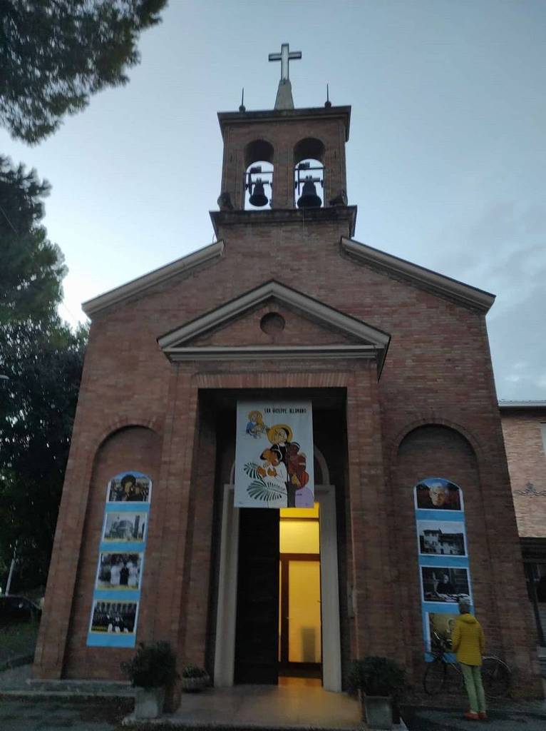 La facciata della chiesa della Consolata, a Gambettola, con la tela di Pascucci disegnata da Franco Vignazia