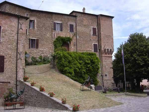 Nella foto, il castello di Monteleone (Roncofreddo)