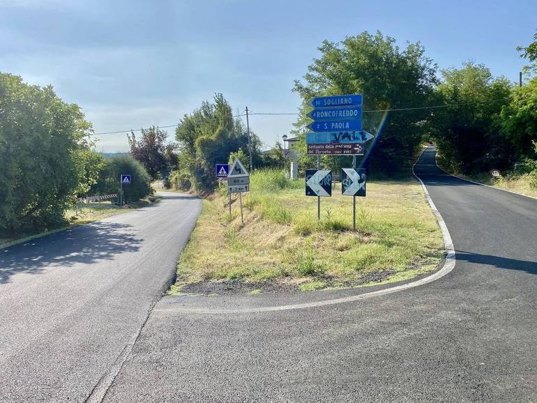 La foto è stata scattata ieri mattina, al bivio tra la strada verso il Farneto (a destra) e la Ciocchina (a sinistra)