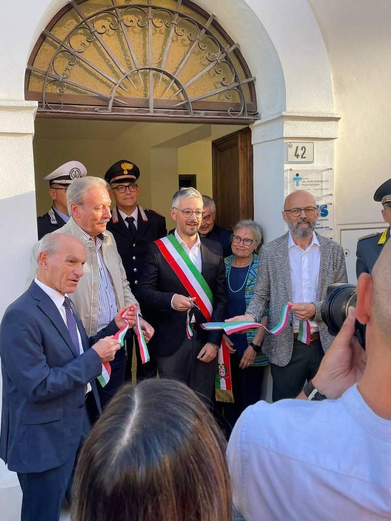 Nella foto il presidente del Centro per i diritti del malato Luca Menegatti, Alessio Tomei, assessore al volontariato, Corrado Monti presidente di Romagna Banca, Rino Faedi presidente di Avis