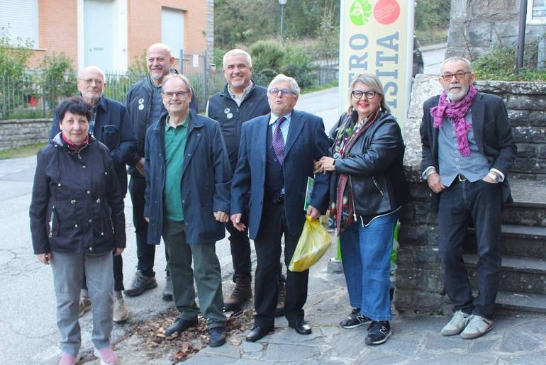 Nella foto, da destra verso sinistra: Nereo Castellani, Manuela Gori, Antonio Gasperini, Giorgio Magnani, oltre a organizzatori e vertici del Parco nazionale Foreste casentinesi