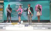 il sindaco Enzo Lattuca con la ciclista olandese Annemiek van Vleuten che ha conquistato la maglia rosa della 33esima edizione del Giro Donne (tappa Cesena-Cesena del luglio 2022)