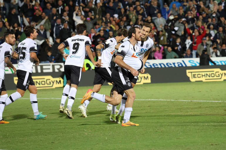 Derby pirotecnico tra Cesena e Modena. Finisce 2-2