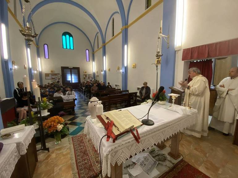 Nella foto, un momento della Messa in chiesa a Torre del Moro, Cesena
