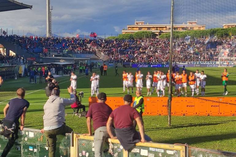 Tifosi del Cesena oggi a Pisa. Foto Marco Rossi