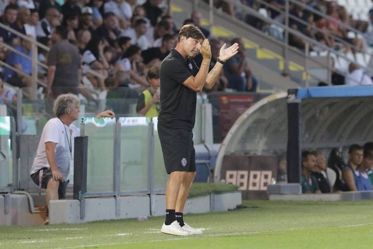 Nella foto di Marco Rossi, il mister del Cesena Migani applaude durante la partita contro il Padova