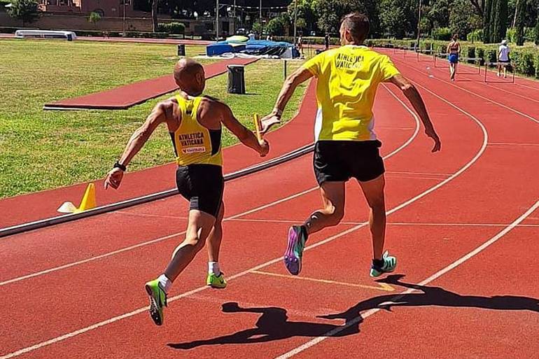 Atletica leggera: passaggio del testimone tra atleti dell’Athletica Vaticana durante la staffetta. Foto Athletica Vaticana