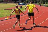 Atletica leggera: passaggio del testimone tra atleti dell’Athletica Vaticana durante la staffetta. Foto Athletica Vaticana