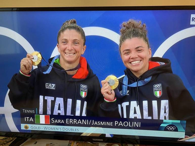 Le due tenniste italiane con la medaglia d'oro al collo. Una data storica per il tennis italiano