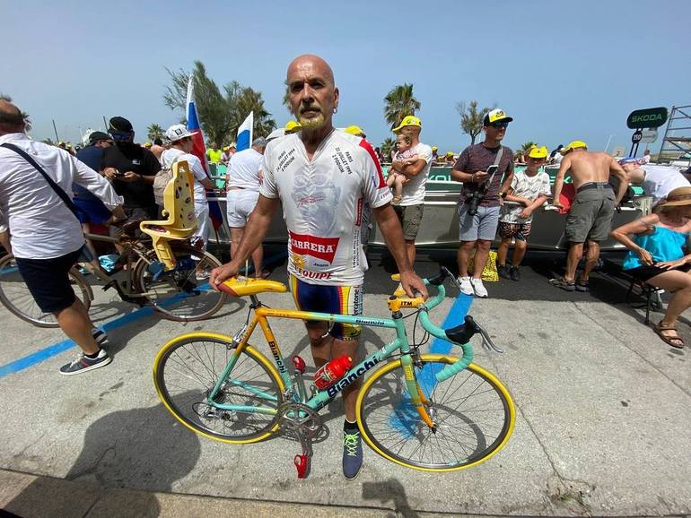 Un sosia di Marco Pantani, sull'arrivo di Rimini. La foto è di Marco Rossi. Lui è Sergio da Brescia