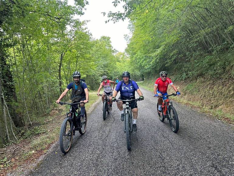 A sinistra il sindaco di Sarsina Enrico Cangini alle prese con la seconda tappa sul Cammino di San Vicinio, oggi in ebike