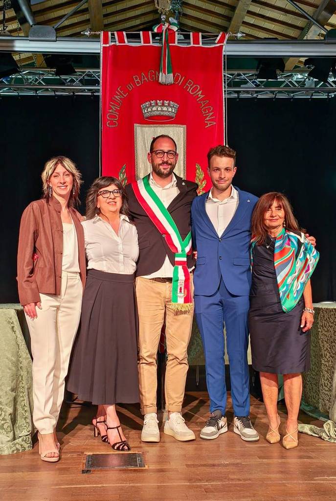 il neo sindaco Enrico Spighi con gli assessori di Bagno di Romagna
