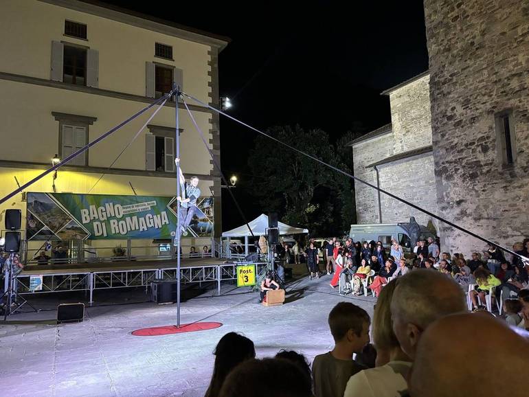 Bagno di Romagna. Artisti e turisti in piazza