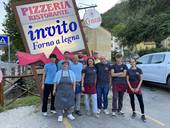 Nella foto di Marco Rossi, lo staff del ristorante "Invito" di Bagno di Romagna