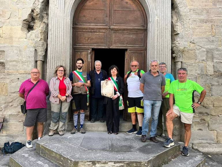 Nella foto, la partenza di questa mattina davanti alla basilica di Bagno di Romagna