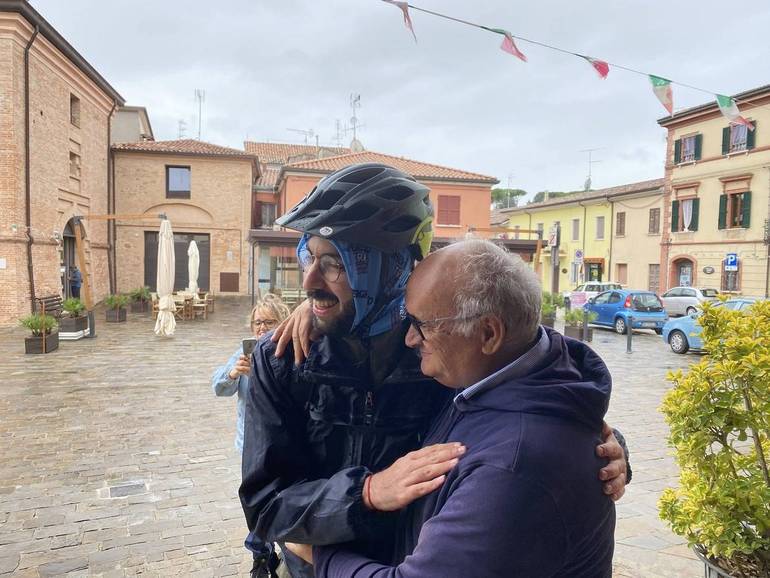 L'arrivo di Enrico Cangini a Montiano e l'abbraccio con il sindaco di Montiano Fabio Molari. I due primi cittadini sono gli unici del nostro territorio a essersi candidati senza avversari. Entrambi sono molto amati dai loro cittadini