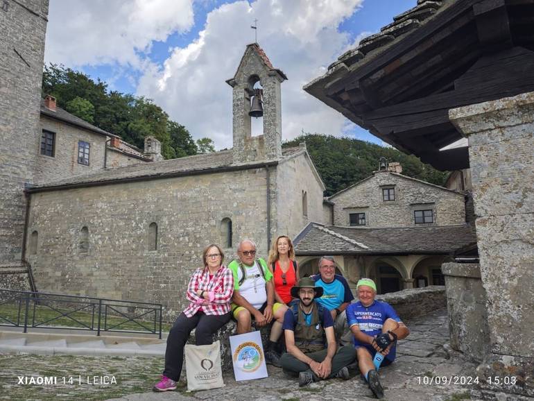 Il sindaco Enrico Cangini a La Verna (Arezzo) all'arrivo al termine della sua quarta tappa sul Cammino di San Vicinio