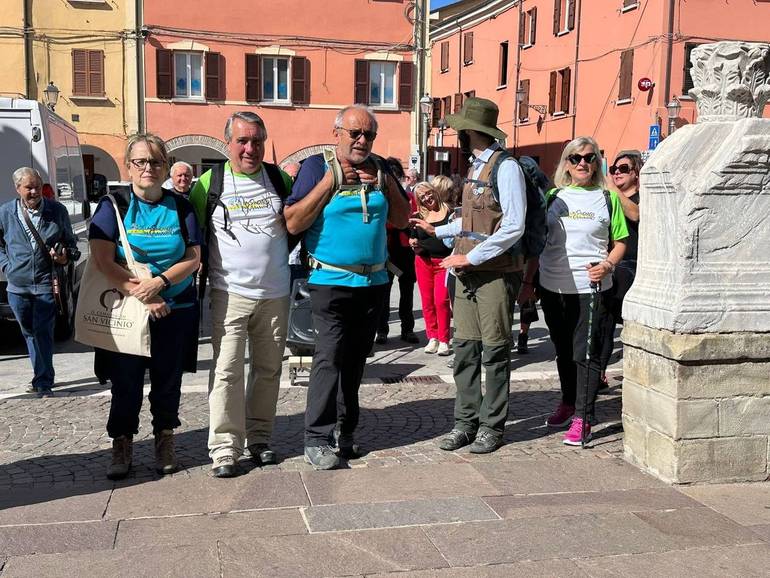 Il sindaco di Sarsina Enrico Cangini al suo arrivo questa mattina alle 11 in piazza Plauto. Con Cristina Santucci, presidente dell'associazione Cammino di San Vicinio, e i suoi fidi accompagnatori, i camminatori Luciano Cortesi e Gerardo Mastini