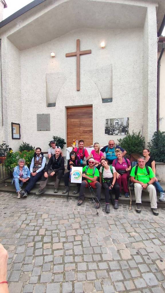 Il sindaco Cangini oggi davanti alla chiesa parrocchiale di Linaro (Mercato Saraceno). La foto ricordo