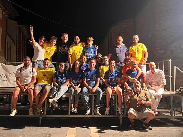 La foto di gruppo, durante la serata in favore di Diabete Romagna onlus di sabato scorso, 3 agosto