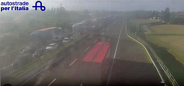 Webcam società autostrade all'altezza di Ronta di Cesena. Il traffico in direzione sud è quello a sinistra nell'immagine