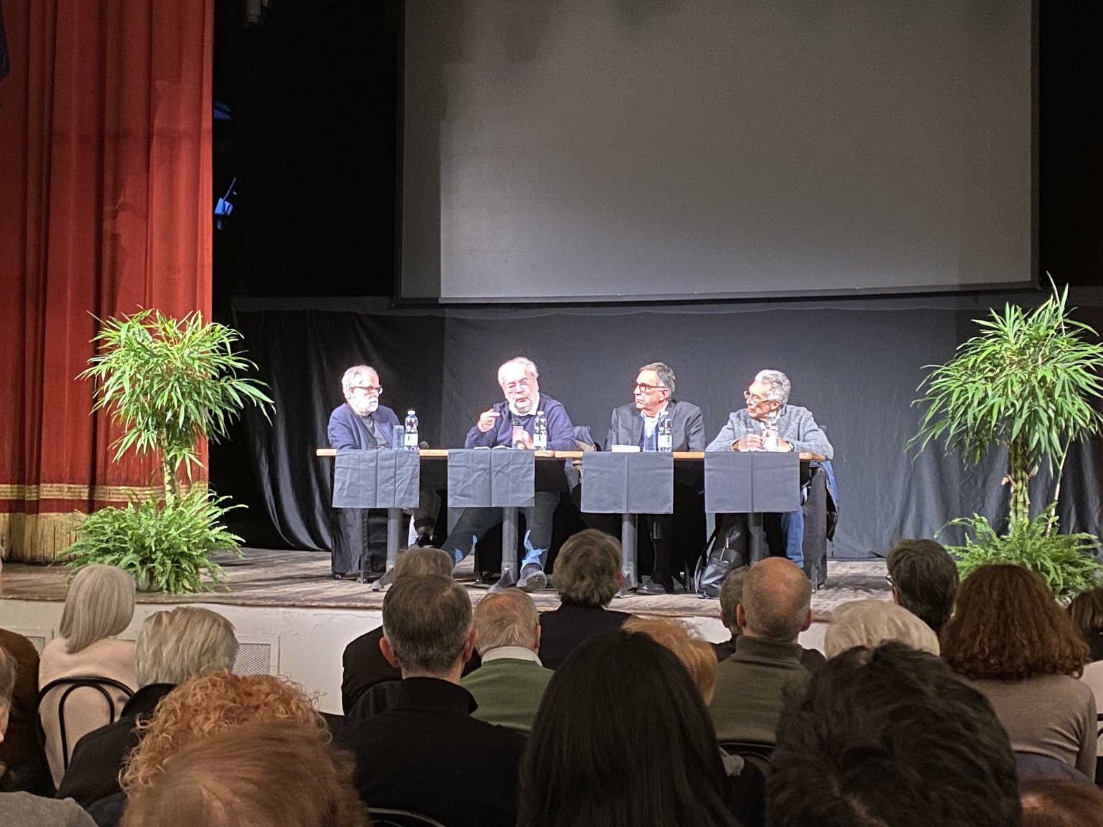 Da sinistra a destra il tavolo degli intervenuti ieri sera al teatro Verdi: Leonardo Lugaresi. Giancarlo Cesana, Carlo Battistini e Fabrizio Foschi