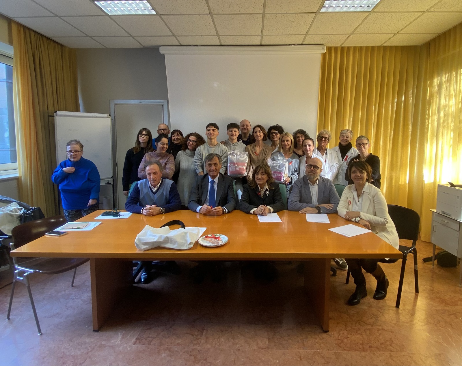 Foto di gruppo al termine della presentazione del kit per le donne vittime di violenza. Ospedale Bufalini di Cesena